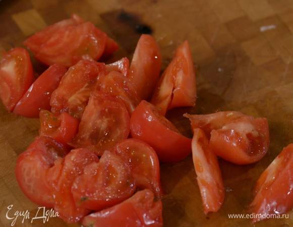 Помидоры нарезать небольшими дольками.