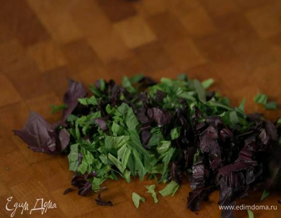 Тархун, реган и мяту мелко порубить.