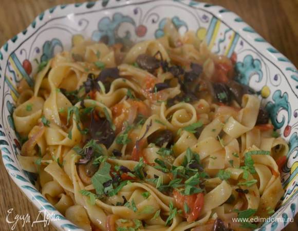 Половину измельченной зелени вмешать в макароны, затем переложить все на блюдо и посыпать оставшейся зеленью.