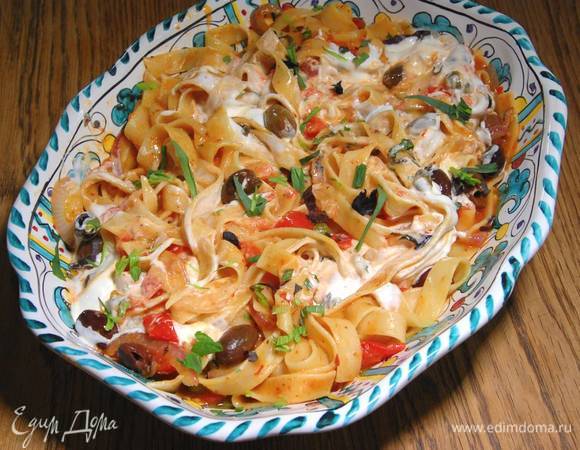 Сверху на макароны «островками» выложить столовой ложкой сметану.