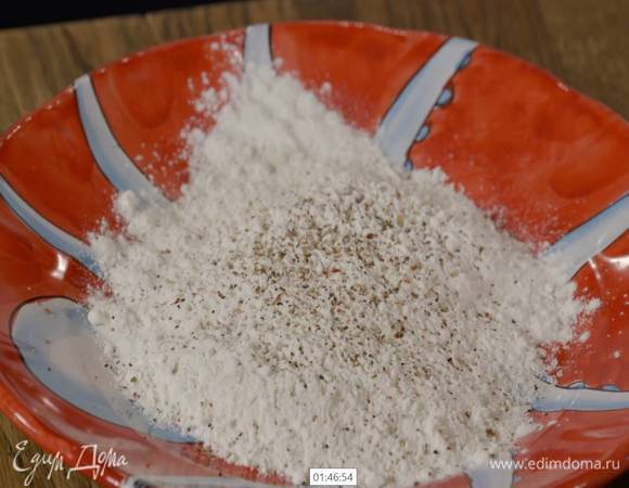 В одной тарелке перемешать муку со щепоткой соли и черного перца.