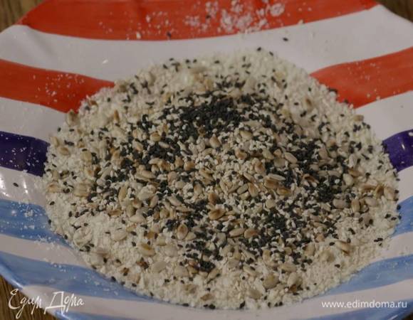 В другой тарелке соединить сухари панко с подсолнечными семечками и кунжутом.