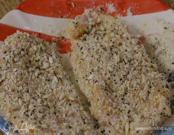 Куриное филе обвалять со всех сторон в муке, затем обмакнуть во взбитые яйца и обвалять в сухарях с семечками.