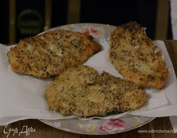 Разогреть в тяжелой сковороде оливковое масло и жарить отбивные по 6‒8 минут с каждой стороны, затем выложить на бумажное полотенце.