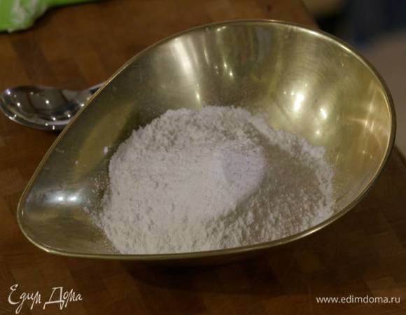 Муку перемешать с разрыхлителем.