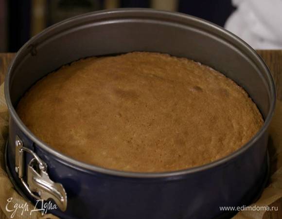 Дно разъемной формы для выпечки выстелить пищевой бумагой, смазать бумагу и бортики оставшимся сливочным маслом, равномерно выложить тесто и выпекать в разогретой духовке 18‒22 минуты, до появления легкой золотистой корочки.