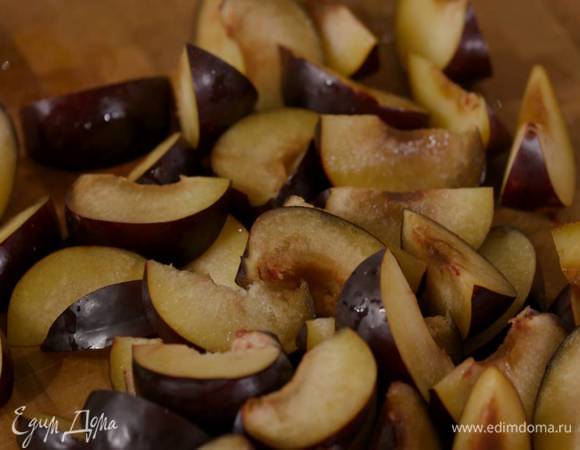 Сливы, удалив косточки, разрезать на 8 частей.