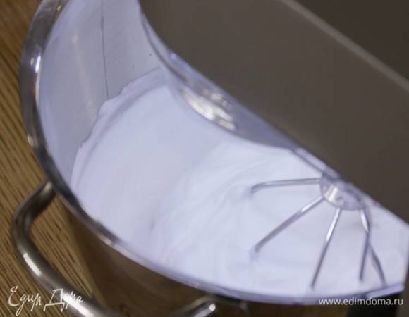 Белки взбить в комбайне насадкой-венчиком в пышную пену, затем, продолжая взбивать, небольшими порциями всыпать половину сахара, добавить крахмал, затем еще немного сахара, влить уксус, ванильный экстракт, всыпать оставшийся сахар и взбивать еще 10‒12 минут.