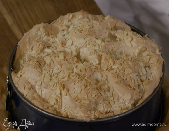 Вернуть пирог в духовку, уменьшить температуру до 150°С и выпекать еще 30 минут.