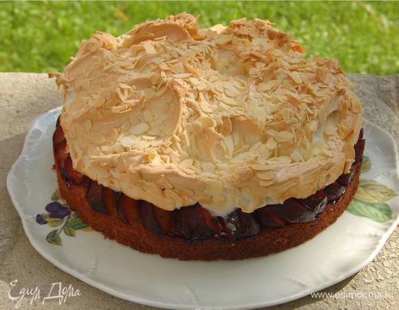 Готовый пирог не вынимать из формы 30 минут.