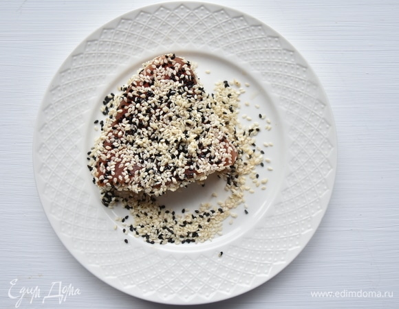 Обвалять тунца в панировке из черного и белого кунжута.