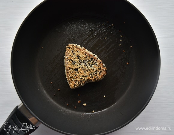 В сковороде разогреть немного растительного масла и обжарить филе на среднем огне по 1 минуте с двух сторон.