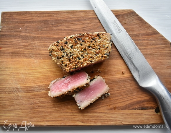 Выложить тунца на доску и дать пару минут отдохнуть. Затем острым ножом нарезать филе на ломтики.