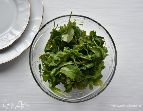 Листья руколы заправить смесью кунжутного масла и соевого соуса.
