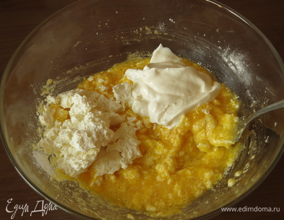 Добавляем сметану и творог. Вливаем молоко.