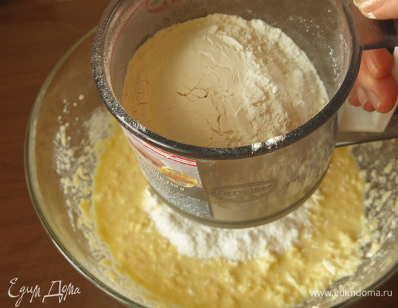 Просеиваем муку, перемешиваем. Кладем соль.