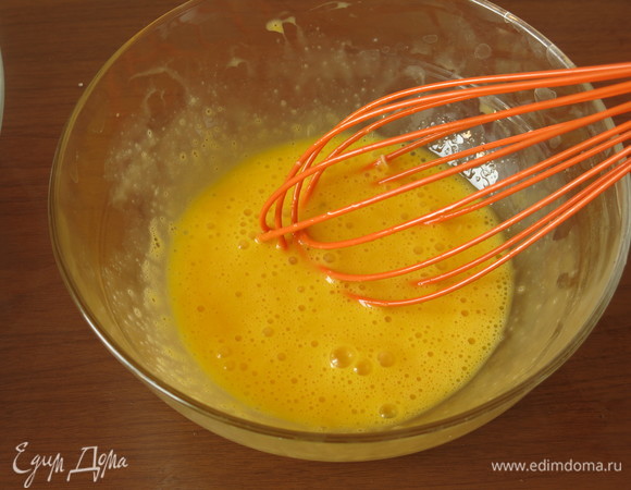 Взбиваем желтки и белок.