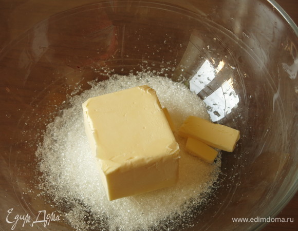 Соединяем масло и сахар.