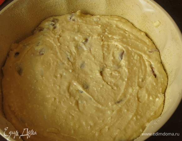 Выливаем тесто в смазанную маслом и посыпанную манкой форму. Выпекаем 40 минут при 180°C.
