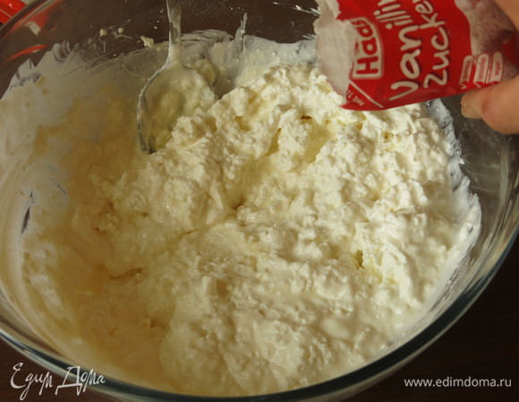 Соединяем творог и сметану. Можно уменьшить творожную прослойку до 250 г, уменьшив количество сахара по вкусу. Вводим ванильный сахар Haas.