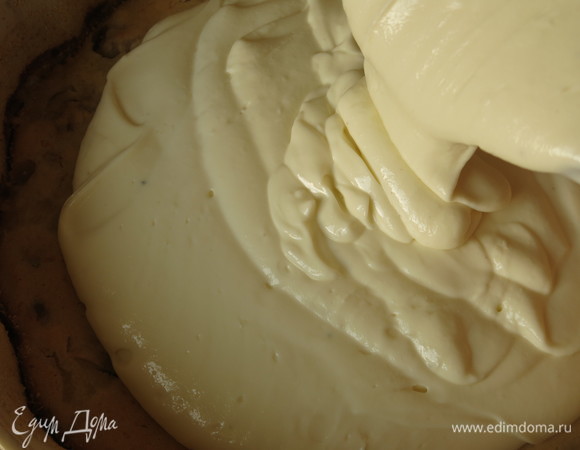 Выливаем творог на тесто. Продолжаем выпекать 10–15 минут.