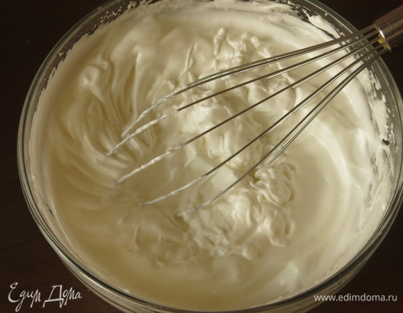 Взбиваем белки с сахаром. Можно для белкового слоя использовать 1,5 белка, тогда виноград будет снаружи.