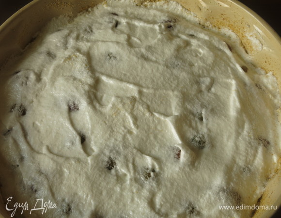 Покрываем пирог белками и запекаем до румяных белков.