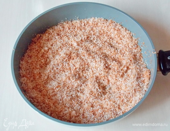 Для начала обжарьте весь кокос до золотистого цвета и остудите.