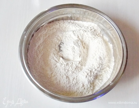 Смешайте муку, разрыхлитель, соль и ванилин. Просейте через мелкое сито.