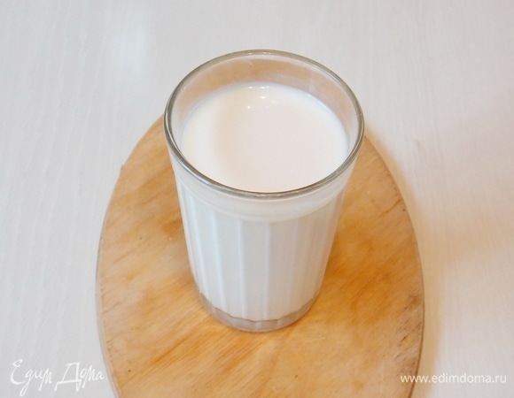 Для этого рецепта нам потребуется именно пахта. Если вы ее не можете купить, то приготовьте дома. Нагрейте немного (один стакан) молока и добавьте 1 чайную ложку лимонного сока. Перемешайте. Дайте постоять 15 минут. Лимонный сок можно заменить яблочным или виноградным уксусом.