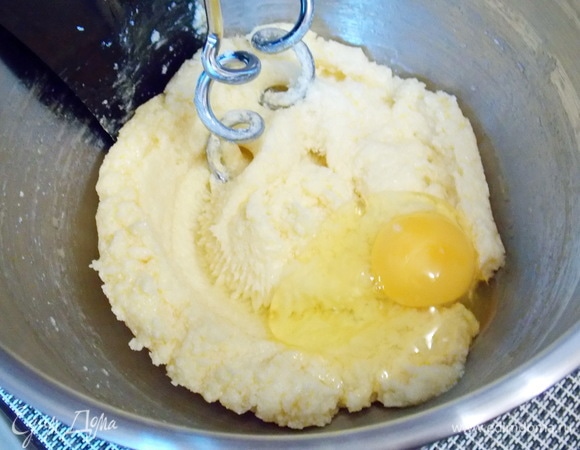 Продолжая перемешивать, добавьте яйца по одному, каждый раз хорошенько перемешивая.