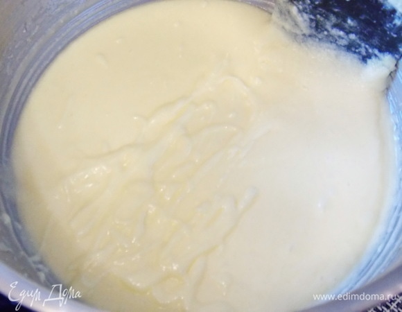 Поменяйте насадки и взбейте массу до пышной однородной массы.