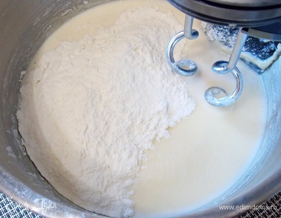 Теперь снова поставьте насадки для теста и, вводя поочередно мучную массу и пахту, замесите однородное тесто.