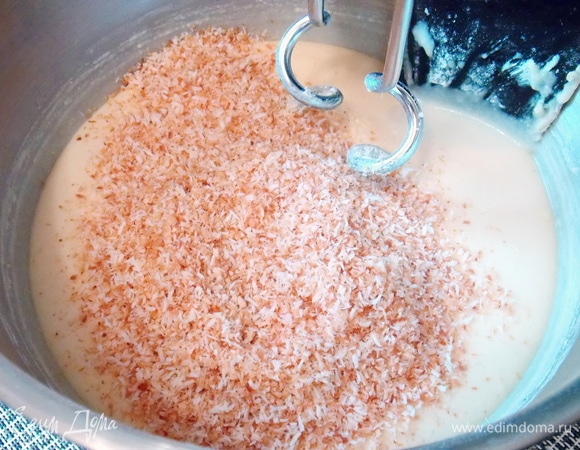 Всыпьте обжаренную кокосовую стружку и перемешайте.