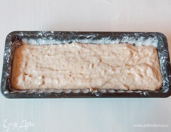 Форму для кексов смажьте маслом и обсыпьте мукой. Выложите тесто и разровняйте.