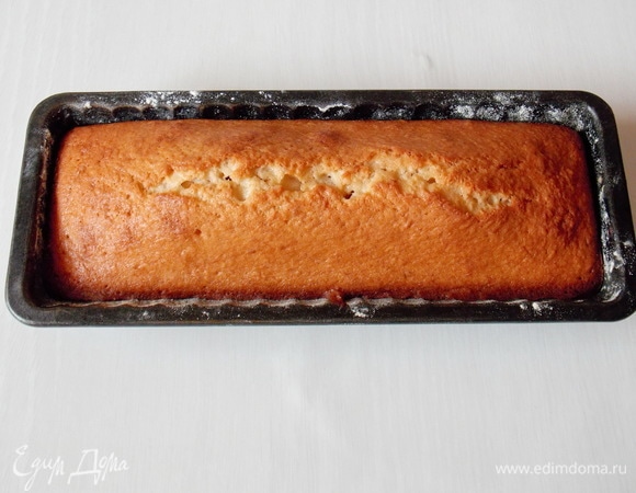 Выпекайте в горячей духовке при температуре 180°C в течение 50–60 минут до сухой спички. Выньте и остудите.