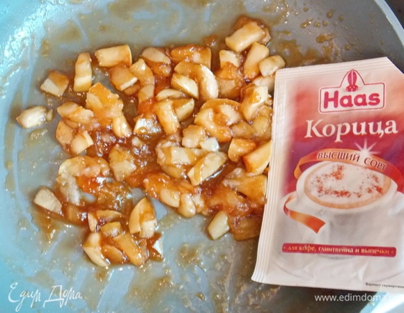 Яблоки очистите от кожуры и сердцевины, нарежьте кубиком. На сковороду всыпьте сахарный песок и положите масло. Поставьте на медленный огонь и дождитесь, пока сахар и масло не превратятся в светлую карамель. Не мешайте. Положите в карамель яблоки, перемешайте и готовьте их в течение 5 минут. Добавьте корицу, перемешайте и снимите с огня.