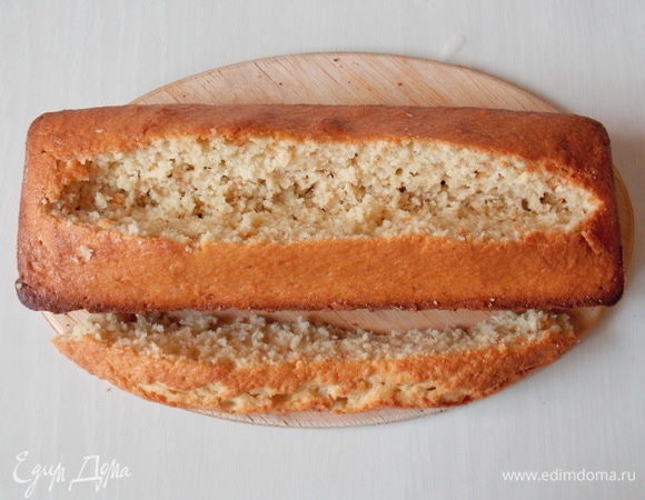 Вырежьте углом верхушку кекса и выньте.