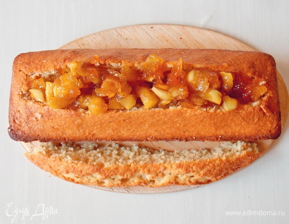 Заполните углубление яблоками.