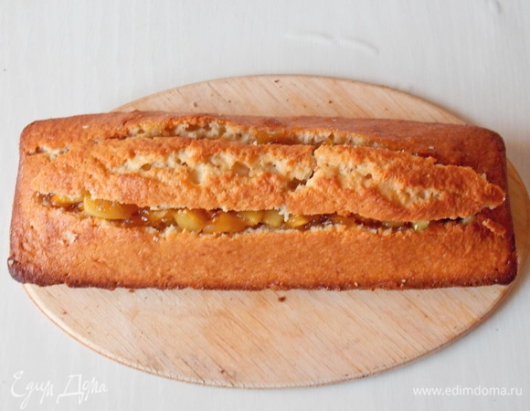 Положите на яблоки вырезанную полоску, немного прижав.