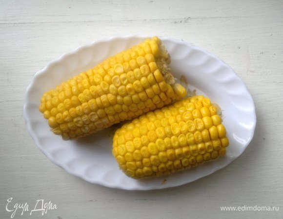 Кукурузу я отварила заранее и остудила. Можно купить в магазине готовую вареную кукурузу.