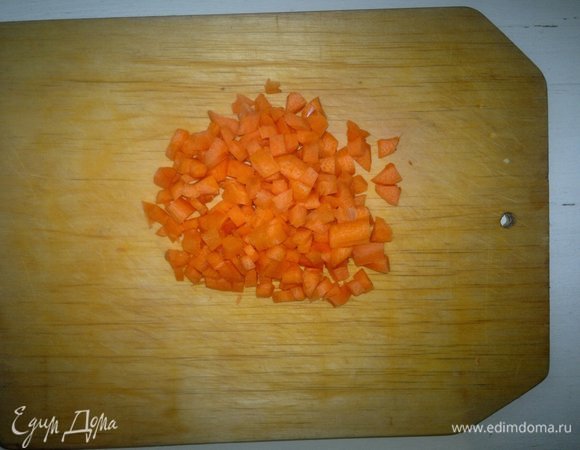 Морковь очистить от кожуры, вымыть, обсушить, нарезать кубиками.