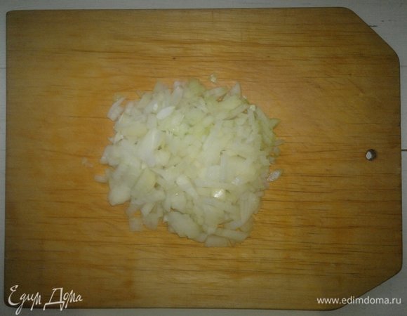 Луковицу очистить, нарезать мелкими кубиками.