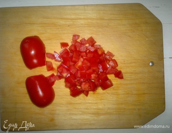 Помидоры помыть, обсушить, нарезать кубиками.