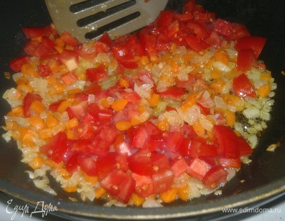 Выложить помидоры в сковороду, перемешать и обжаривать вместе 5–7 минут.