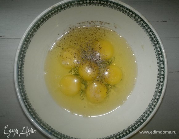 Яйца разбить в миску, посолить и поперчить, взбить венчиком.