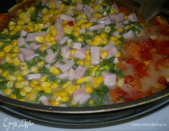 Вылить омлетную массу с добавками в сковороду к овощам.