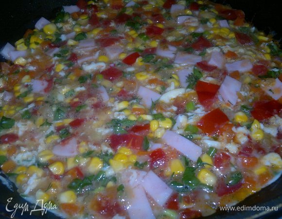 Массу аккуратно перемешать лопаткой и разровнять.