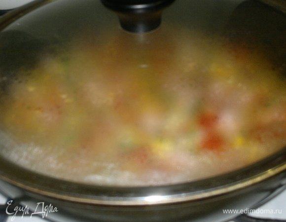 Накрыть сковороду крышкой и жарить омлет на небольшом огне до готовности примерно 8–10 минут.