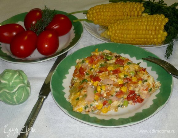 Подавать омлет горячим с овощами и зеленью. Прошу к столу! Угощайтесь! Приятного аппетита!